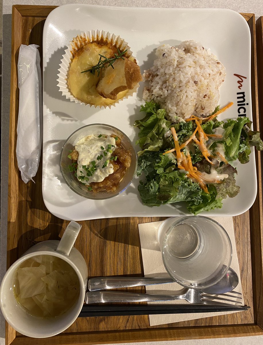 tomokotetsu522's tweet photo. 昨日は初MR!のお友達と🌹まずmicro FOODへ🍽MRの世界へいざなう😆今回もＫデューク目線🙏サティーンを見る眼差し優し🥹何だかサティーンとのイチャイチャ👩‍❤️‍💋‍👩増えてないですか？🤭金の亡者マジ嫌な奴だけどあんなにスレンダーでカッコ良い公爵はいないと思う(笑)観劇も残り1回😭
#来夏再演決定㊗️  #MRTH https://t.co/rDobeKeupN