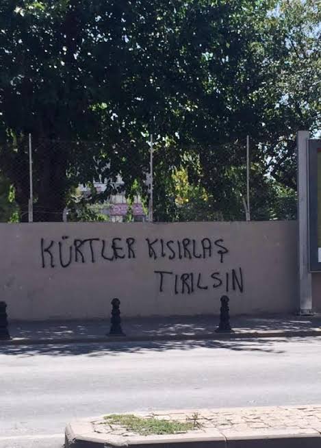 implatform1's tweet photo. Irkçılık,cahilin sığınağıdır. Bölmek ve yok etmek ister.Özgürlüğün düşmanıdır ve kafaya kafaya çarpışıp yok edilmeyi hak eder. https://t.co/Hnzd19UicQ