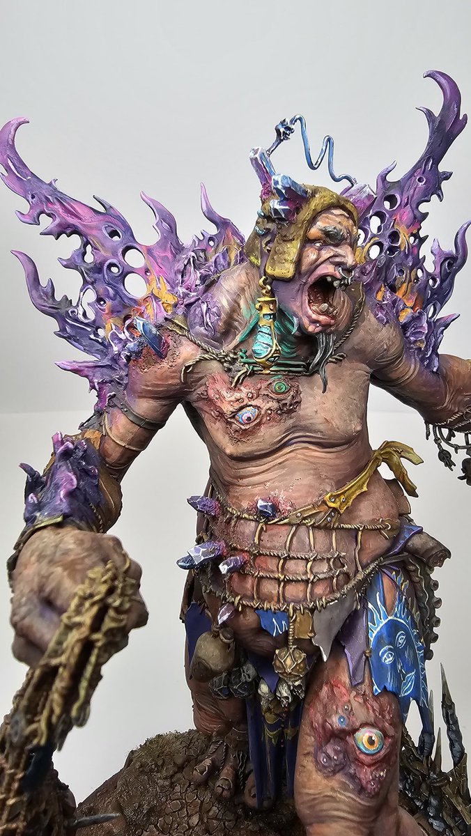 A Mega-Gargant if it was a bit of a Tzeentchian King.