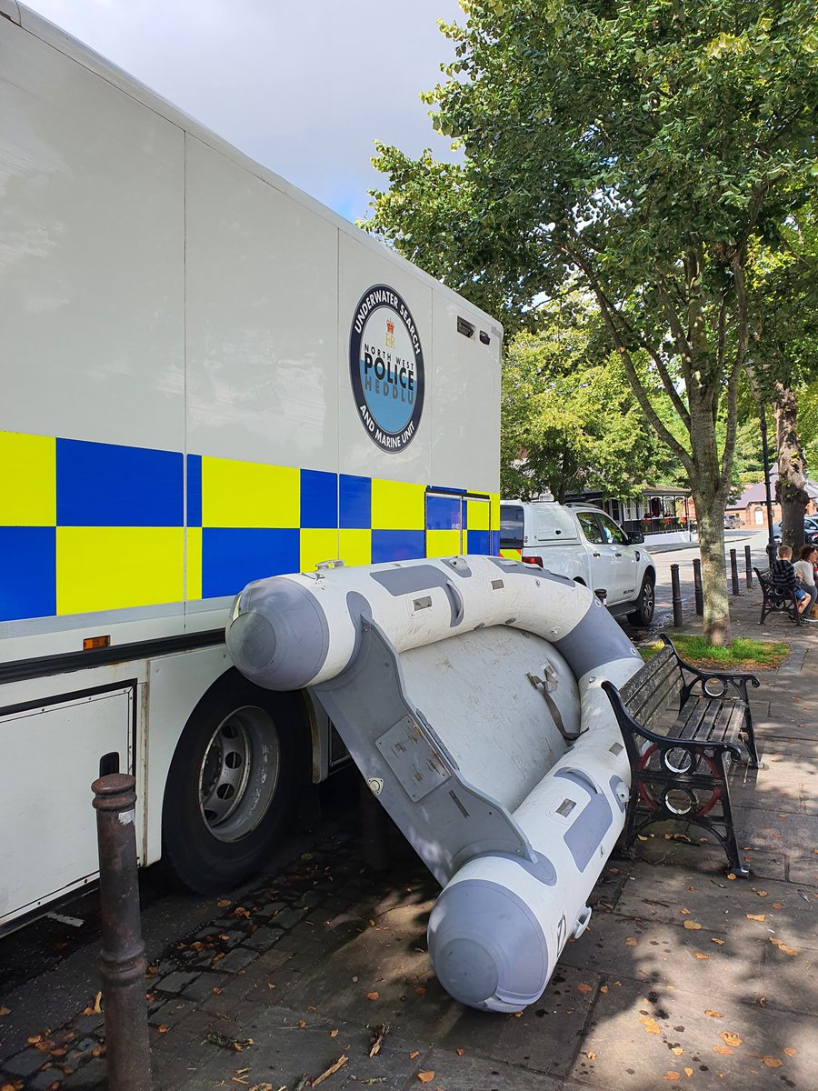 NWPoliceDivers's tweet photo. Public engagement day 'Op Oxygen' a drowning prevention day, promoting #watersaftey #floattolive #StaySafe spoke with #cleanDee #RiverDee and Chester MP @SamanthaDixonMP
@PoliceChester #thegroves @CheshireFire @ChesterCityPol https://t.co/d4mScEucEg