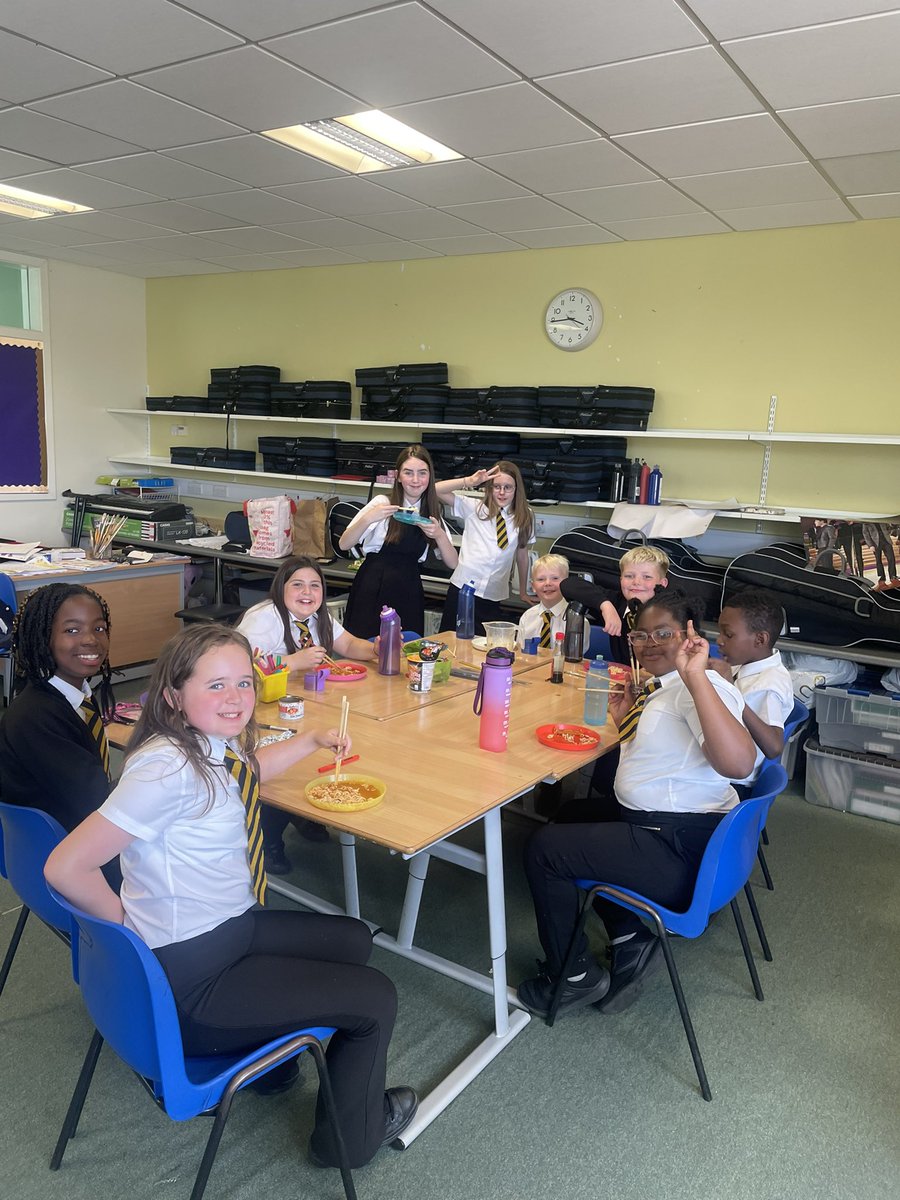 jacquimurphy71's tweet image. Korean Club started back with a bang ! Learning Hangul alphabet, painting SK flag, dancing to K-pop tunes and eating Ramen and Kimchi 😋 @StBenedictsPS @Glasgowlangs