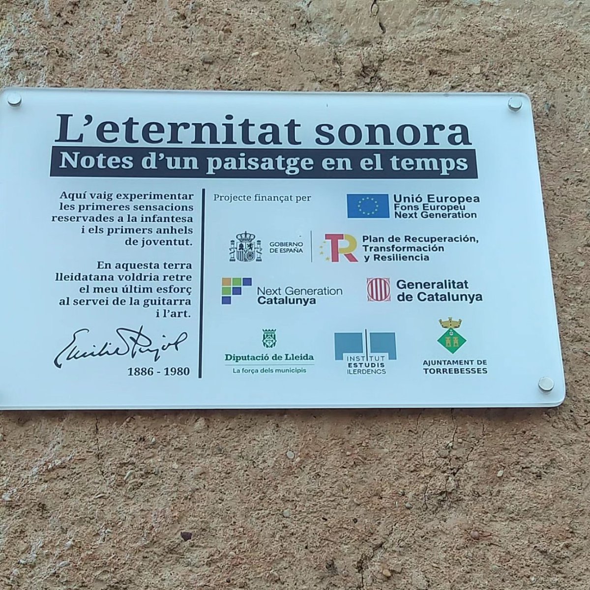 universpujol's tweet photo. Ahir vam inaugurar oficialment el mural homenatge al mestre Emili Pujol creat per @egeacrea i @pangoico. Una fita para la història a #Torrebesses
Parlaments i música del mestre Emili Pujol. Finançat per @eurenext @governlleida @DiputacioLleida @IEILleida @AgenTorrebesses https://t.co/IS6noO1hGK
