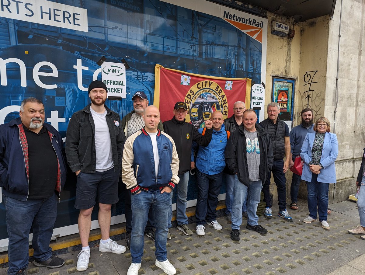 🚩🚩🚩We've been out in the city centre campaigning against ticket office closures & supporting the #RMT pickets at #Leeds City station today

👉👉👉Read the latest article in the #Socialist on the #RailStrikes & the campaign to #SaveTicketOffices - socialistparty.org.uk/articles/11460…