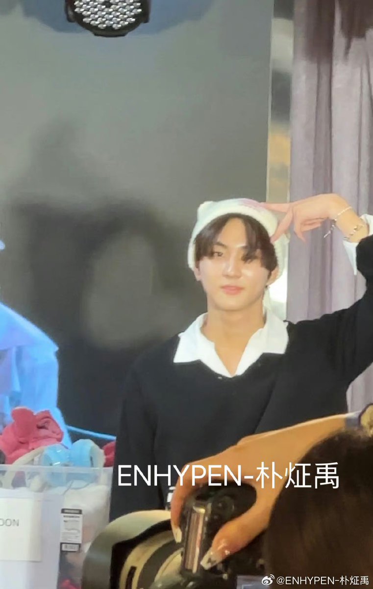 ohgawdjay's tweet photo. 230826 YZY Offline Fansign

Op asked Jay "What does ZhenYuan's (Jungwon) existence mean to you?"  He said he doesn't have an exact word for it but he is not a brother but someone close to family.  He also emphasized that Ni-ki is a brother.

#JAY #JUNGWON

to have this kind of special bond and to have someone like Jay 🥹🫶🏻 my meowz 🐈🐈‍⬛