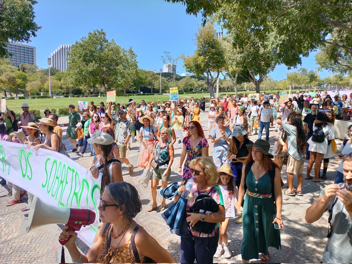 jorgecosta's tweet photo. Na manif contra abate de 1800 sobreiros em Sines para construção de parque eólico. Se isto é como se trata a floresta mais protegida, imaginem a restante. 
Renováveis sim, mas não da forma errada, devastando território sustentável para aumentar lucros de exportadores de energia. https://t.co/iMWUTFBqmg