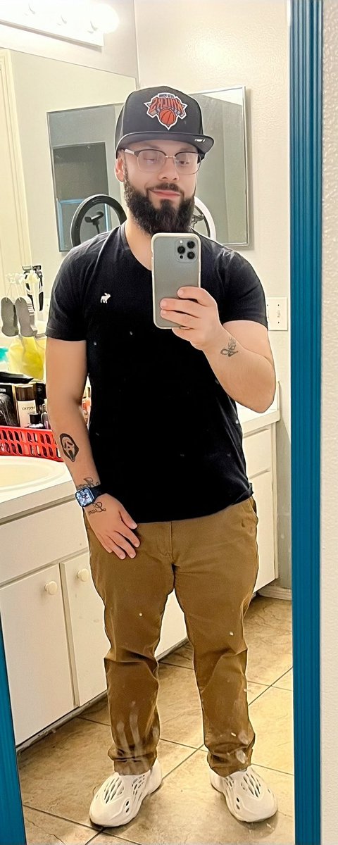 johnnyjohnjon83's tweet photo. Drop a photo with your height 
 
5’5 ish #HobbitProblems https://t.co/hacTZdSrk6