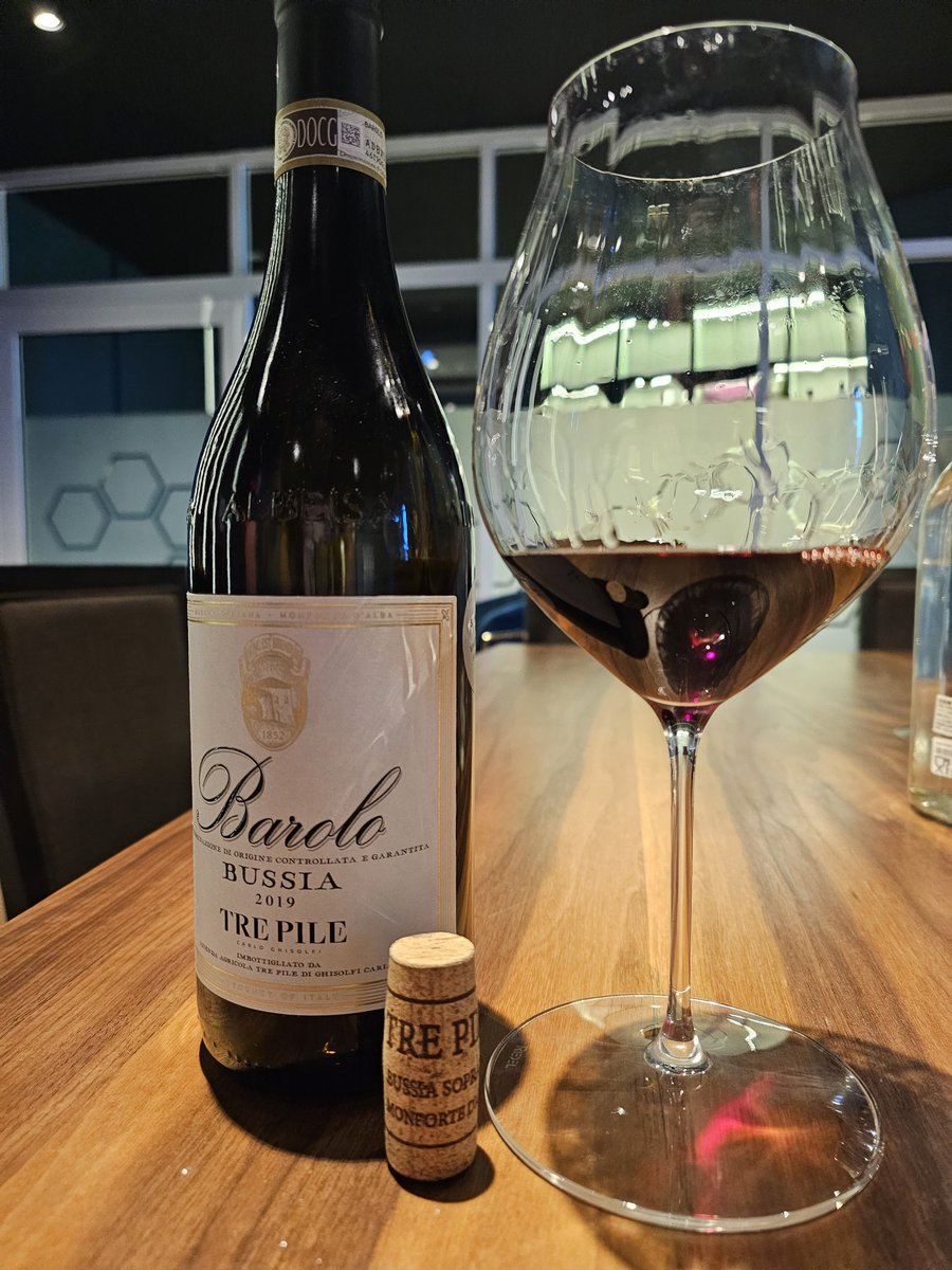 ArtisanBlue88's tweet photo. Sipping on a glass of #Barolo from Bussia vintage 2019, and I am transported to the Piedmont region of Italy. Its rich flavours and aromatic notes make for a truly memorable experience. #Nebbiolo #wine #winelover #riedelglass #riedelperformance #ArtisanBlue https://t.co/haZ7IaQUwx