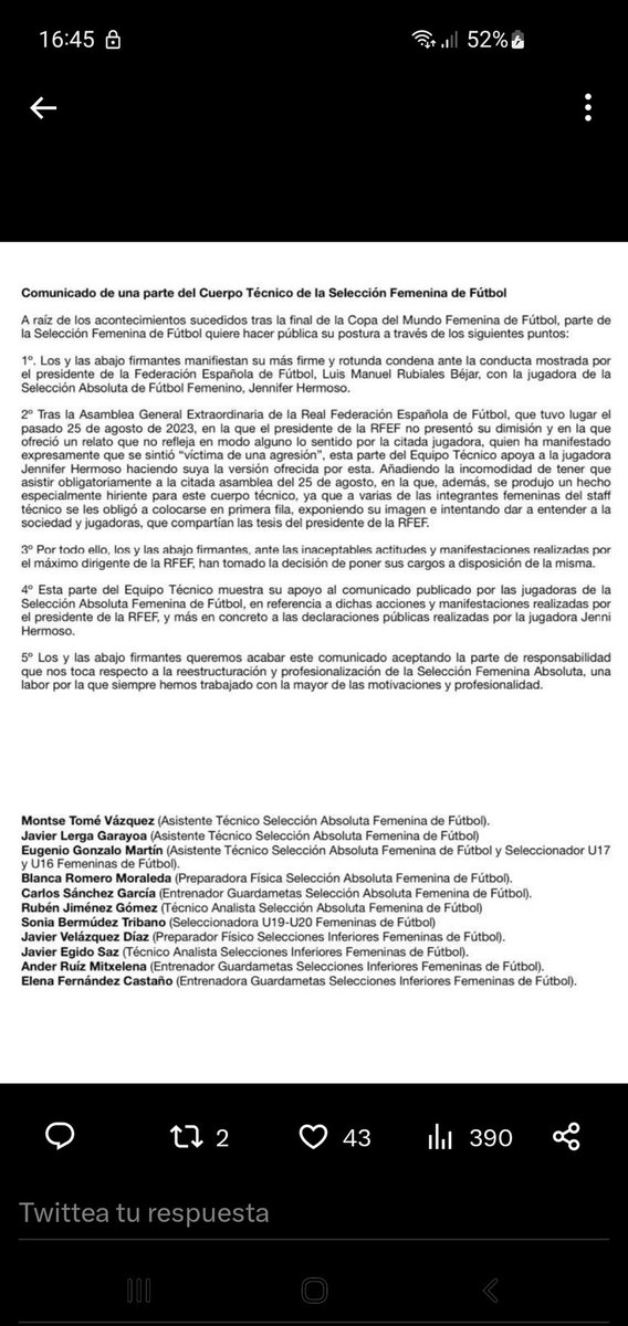 OBLIGARON AL CUERPO TÉCNICO A ASISTIR AUNQUE NO ESTABAN DE ACUERDO Y ADEMAS  SE OBLIGÓ A LAS MUJERES QUE FORMABAN PARTE DEL CUERPO TÉCNICO DE LA RFEF A SITUARSE EN LA PRIMERA FILA PARA VENDER LA IMAGEN DE QUE ELLAS APOYABAN A RUBIALES.

ESTO ES MUY GRAVE.
ESTO ES UNA BARBARIDAD