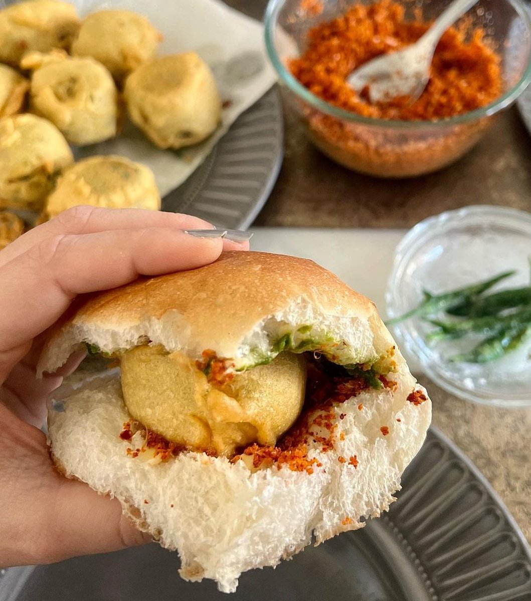 Ghalib Zinda hote to vada pav k lie likhte❣️