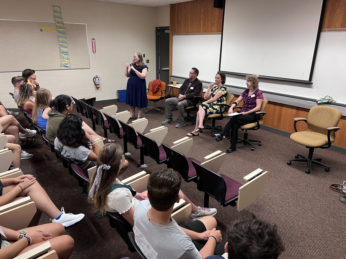 hopecommdept's tweet photo. Got to join our social sciences sister departments &amp; meet some first year students who might be interested to learn with us. Thanks for letting us share what we love about studying communication! 🧡💙 #Hope2027 #Communication #StudyCommunication #HopeCollege #HopeForward https://t.co/GG89NeiI2F