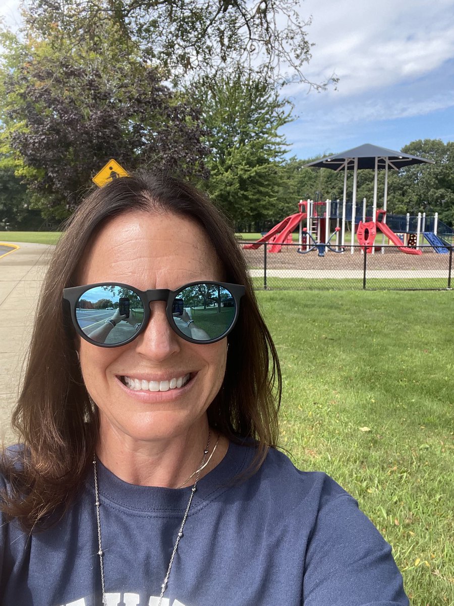 JFKPrincipalRiz's tweet photo. The sun found its way out just in time for our JFK Kindergarten meet up and Popsicles with the Principal! Can’t wait to meet all of you, Hawks! ☀️ #jfkhawks #bettertogether #JFKPTO https://t.co/BGaINRDhcj