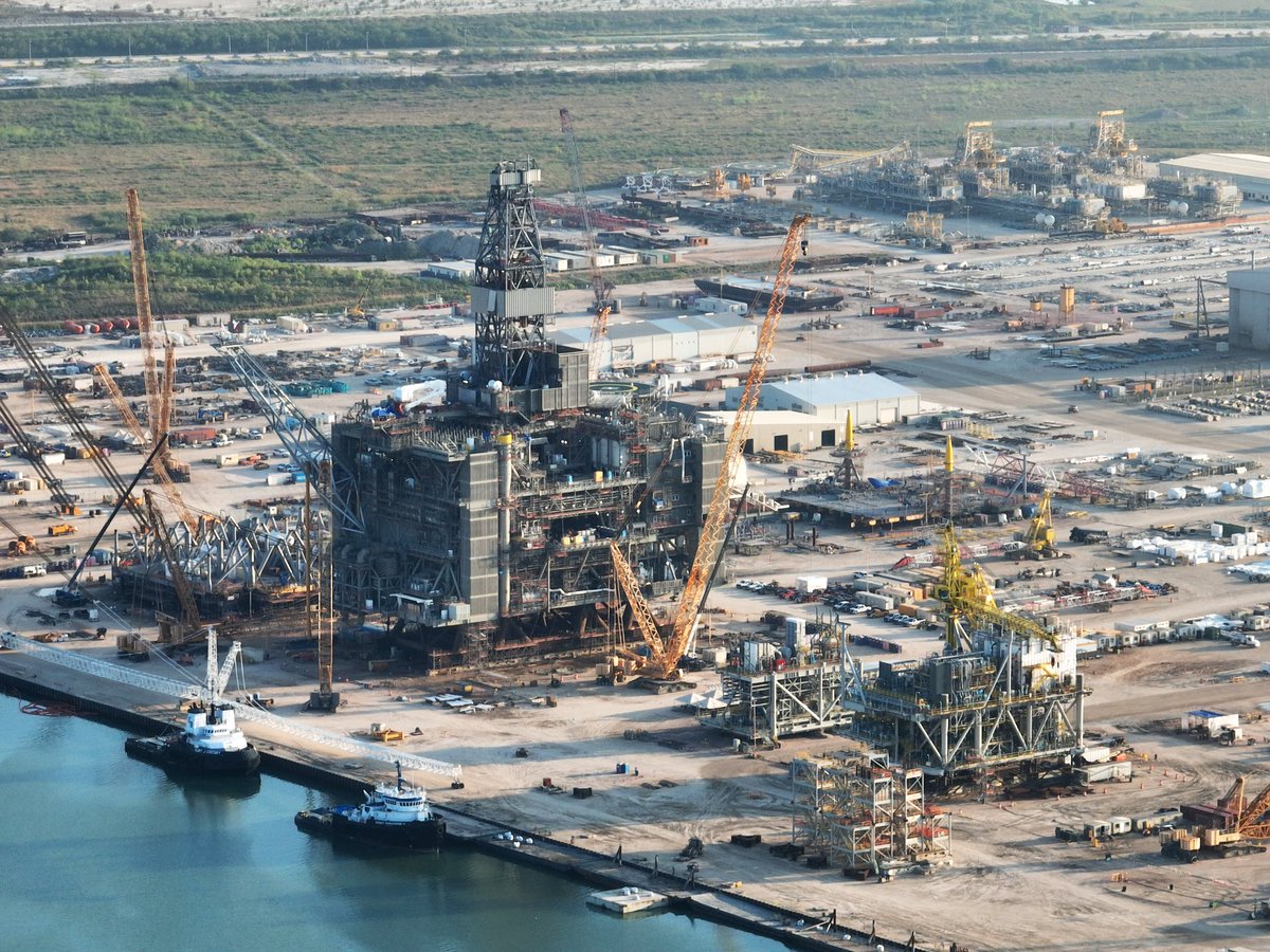 SergioChapa's tweet photo. Drone Shots: New Fortress Energy is preparing to send out the second of three jackup rigs for the Altamira FLNG project. 

The sail away from the Kiewit Offshore Services in Ingleside, Texas could happen next week.

#LNG #ONGT #NatGas #Shale #OOTT #CCTX https://t.co/6ijCv8PcsI