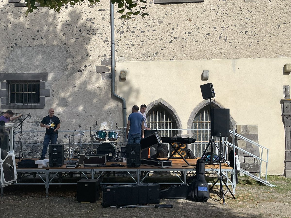nuitsducloitre's tweet photo. Les Little Mouse &amp; The Hungry Cats s’installent dans le cloître de l’abbaye de Mozac. 

On vous attend pour leur concert ce soir à 21 h (ouverture des portes à 20 h 30). 

Résa possible ⏩️ https://t.co/TMZ72uFi1p

Paiement aussi sur place : espèces et carte bancaire. https://t.co/Vb0GOhhdG5