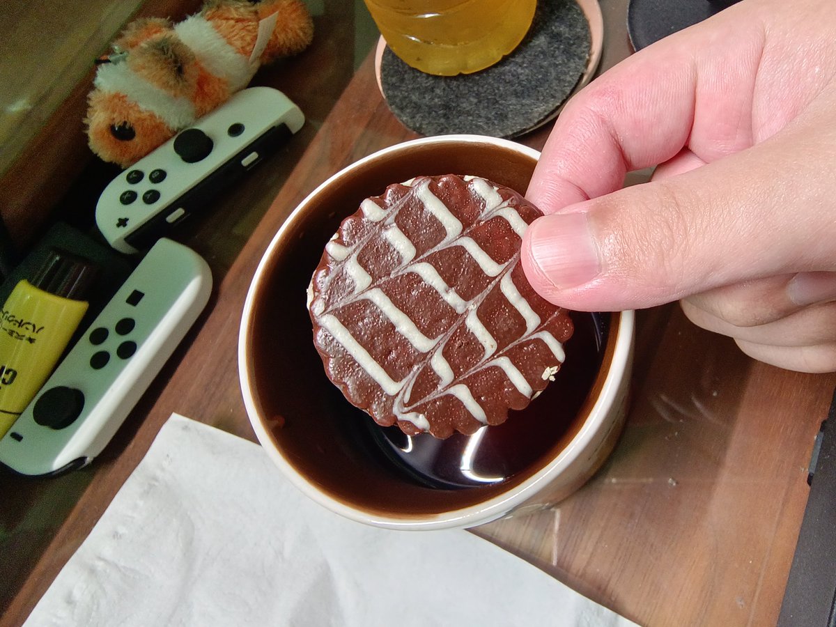 noil's tweet photo. 買了特別的焦糖餅乾，希望放在熱茶的杯子上頭溫了搭配著吃。 https://t.co/CUG3gN5L3d
