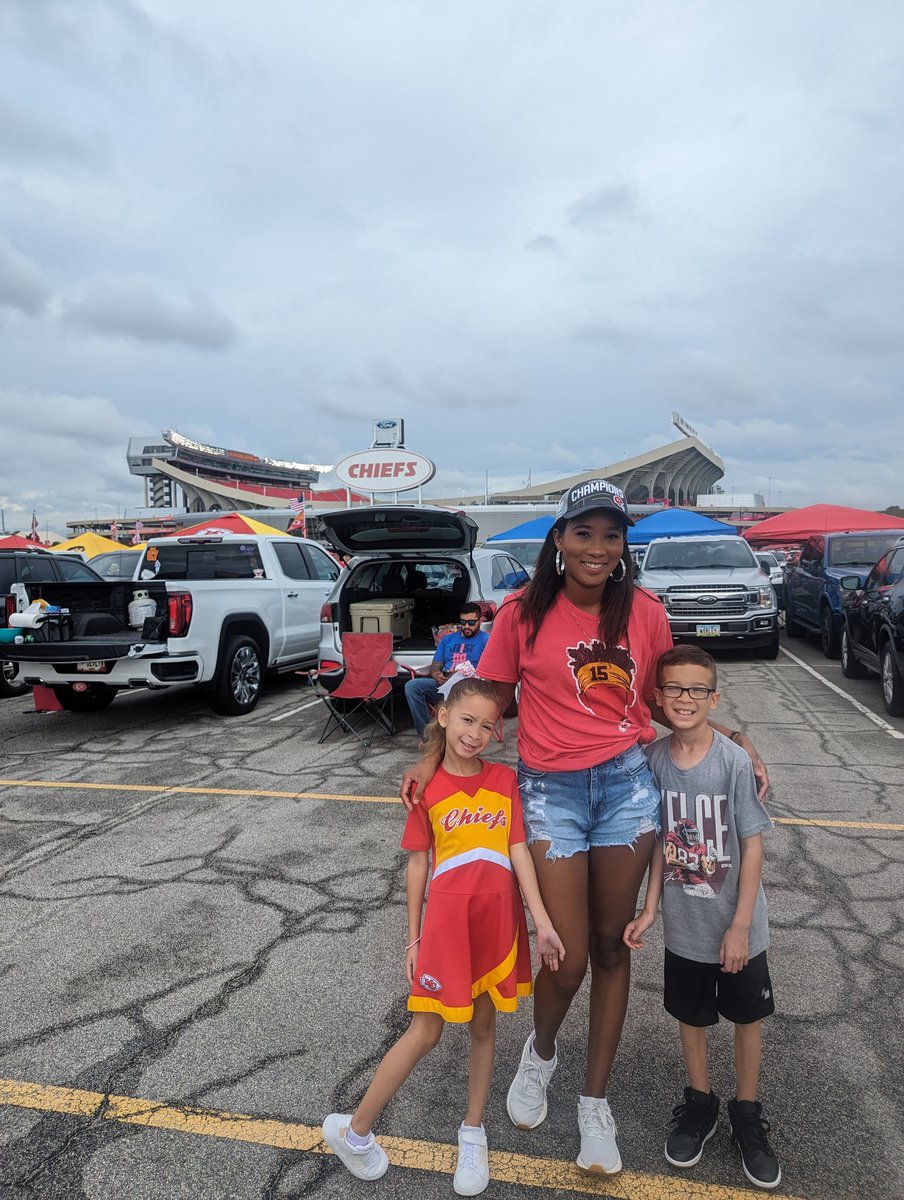 BurgeKevin's tweet photo. Been too long!!!!!  Home sweet home!  #ChiefsKingdom #Chiefs https://t.co/vKm2MvgHq9