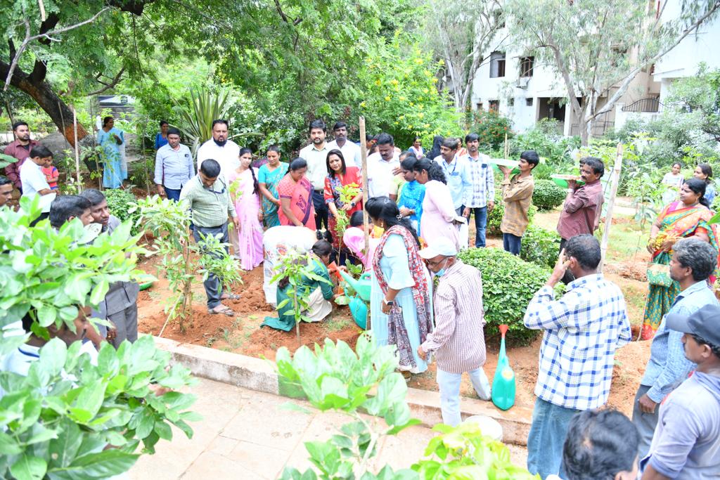 ZC_Khairatabad's tweet image. As part of Haritha Haram and One Day One Crore initiative - Taken up plantation in Park at Gaffer Colony along with @GadwalvijayaTRS Ma'am, Colony Residents  and officials. 

@CommissionrGHMC 
@GHMCOnline @arvindkumar_ias @KTRBRS @TelanganaCMO 
#HarithaHaram