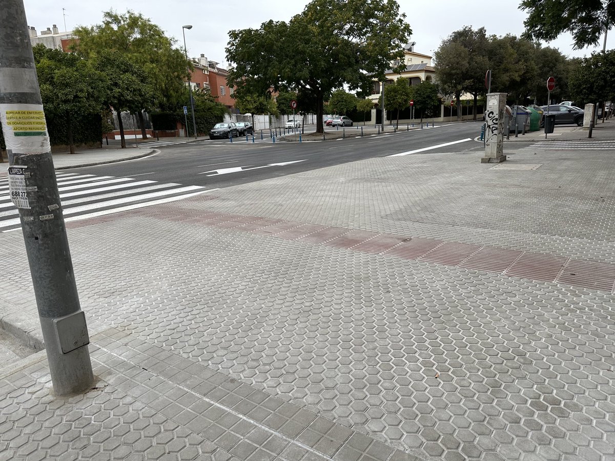 Acera nueva estupenda en el barrio de los bermejales. No echa algo en falta ⁦<a href="/jlsanzalcalde/">José Luis Sanz</a>⁩ ⁦<a href="/Ayto_Sevilla/">Ayuntamiento de Sevilla</a>⁩ ??? Hombre un arbolito en una ciudad q bate récords de temperatura todos los años no estaría mal… ⁦<a href="/bermejales2000/">AVV Bermejales 2000</a>⁩ ⁦<a href="/BermejalesACTIV/">AAVV Bermejales Act.</a>⁩