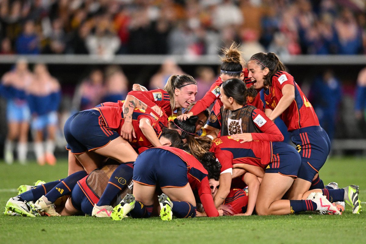 El mundo del fútbol masculino, dejando solas a las jugadoras femeninas ante un claro caso de acoso sexual.

Luego en el 8m les veremos vestidos de morado y dando discurso absurdos de igualdad bla.,bla
 Donde estáis cuando ellas más os  necesitan?

#SeAcabo 
#JenniYoSiTeCreo