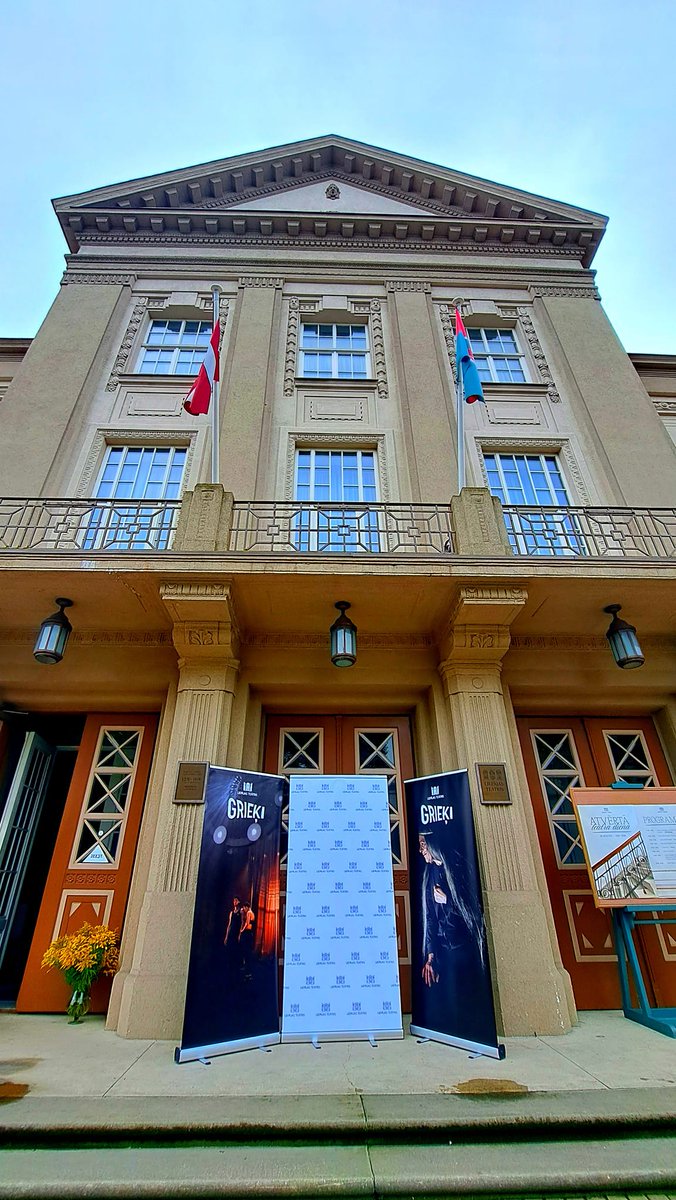 Paldies visiem un katram, kurš šodien paviesojās mūsu atvērtajā teātrī. Gan ekskursijās, gan sarunā ar Ingu Krasovsku, bērnu radošajās darbnīcās, griežot laimes ratu un vienkārši esot kopā ar mums! Jūsu labie vārdi iedvesmo🎭♥️. Paldies par skaisto foto vienai no apmeklētājām ;)