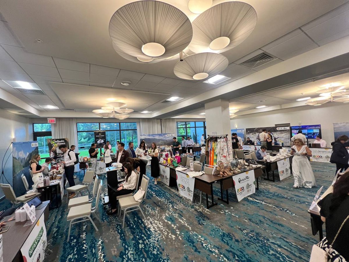 MAguilarHurtado's tweet photo. ¡Una vez más demostramos que en #SantanderParaElMundo somos tierra de inversión, berraquera y oportunidades!🙌🏼 

Un éxito total fue Live Santander 1.0 en #Miami, evento que por primera vez llevó a 30 empresarios a los Estados Unidos, un espacio de internacionalización donde ellos fueron embajadores de lujo del departamento. Allí logramos, en alianza con @investsantander, que 15 compañías multinacionales se interesaran en nuestras industrias 4.0 para el sector financiero, BPO’s, call centers, educación y seguridad. 🇨🇴🇺🇸

El sector moda hizo ventas con comunidades judías del estado de La Florida, otras empresas cerraron negocios de estibas para operadores logísticos y personalización de joyas finas. Además, otro empresario logró contacto con Miami Dade County, responsables del desarrollo de 290 parques y quienes ahora desean implementar postes inteligentes de mano santandereana. #LeEstamosCumpliendoASantander 👏🏻