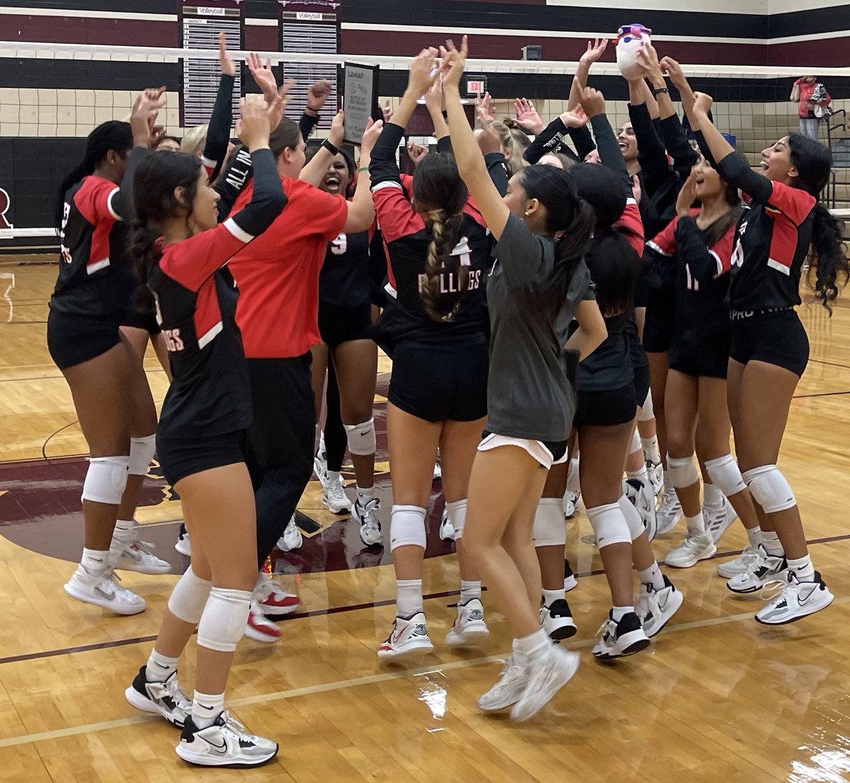 AustinBulldogVB's tweet photo. Went 5-1 over the past three days in the Battle of the Brazos and wrapped up tournament season with winning the silver bracket! So excited to bring some hardware back to @SFAHS_Bulldogs!!! So proud of this team! Ready to face George Ranch on Tuesday at home! BE THERE!!! #ALLIN https://t.co/Smangde9P3