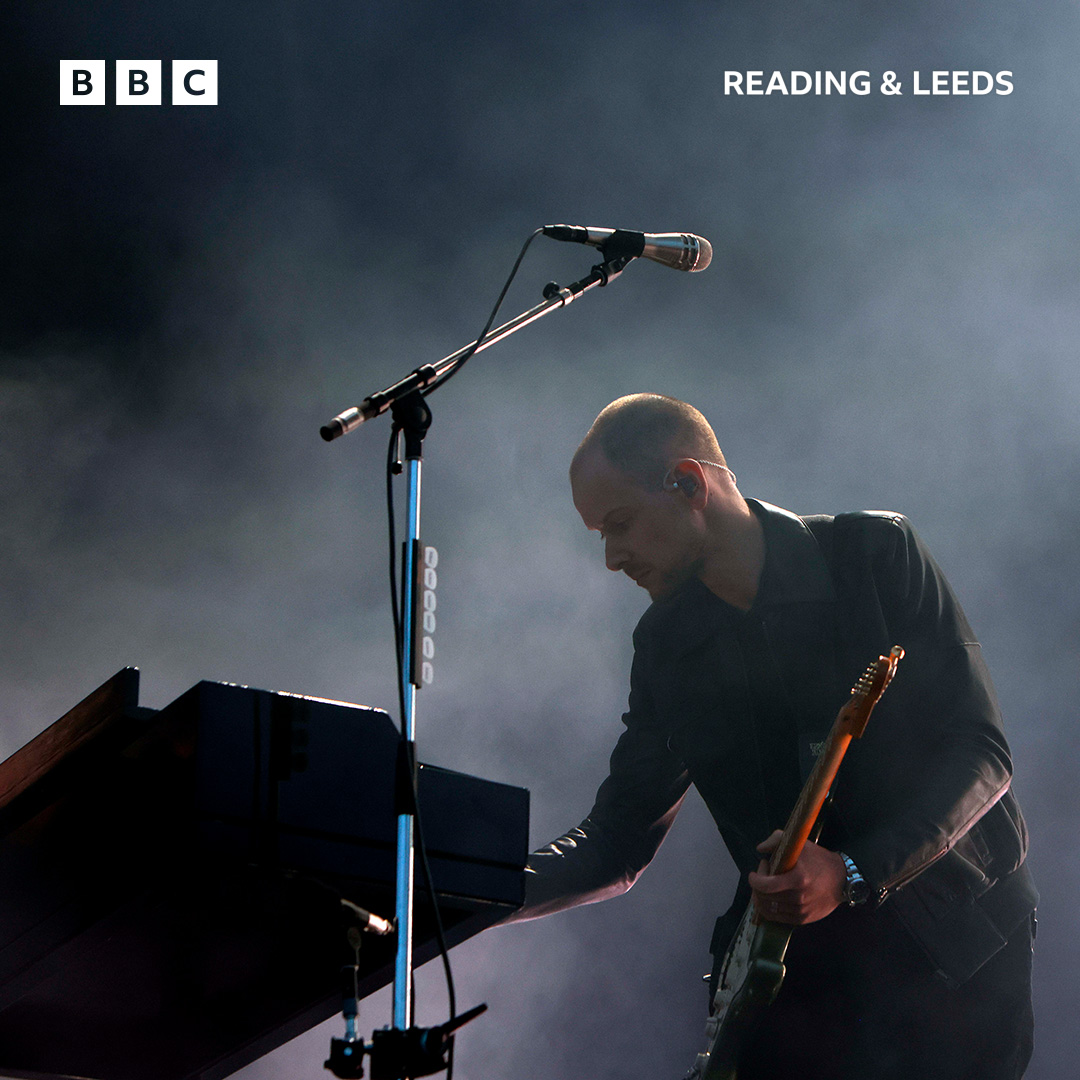 BBCR1's tweet photo. ...and suddenly it was 2013 again 🖤

watch @the1975 play their debut album in full on @BBCiPlayer or listen on @BBCSounds 🤍 https://t.co/aoZSAL1vx5
