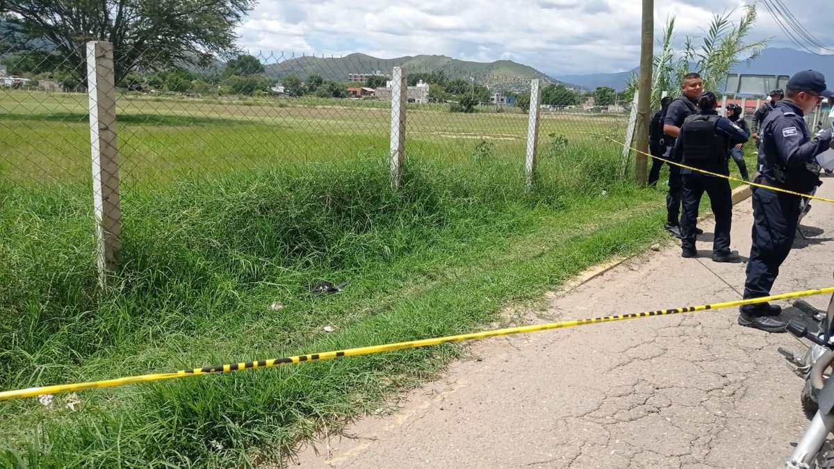 sofyvaldivia's tweet photo. Ⓜ️📺 Un arma de fuego fue hallado en inmediaciones del bulevar Guadalupe Hinojosa en jurisdicción de Santa Cruz Xoxocotlán, al parecer es el que utilizaron para atacar a la mujer que falleció.
Está acordonada la zona https://t.co/lX0kAeZHxq