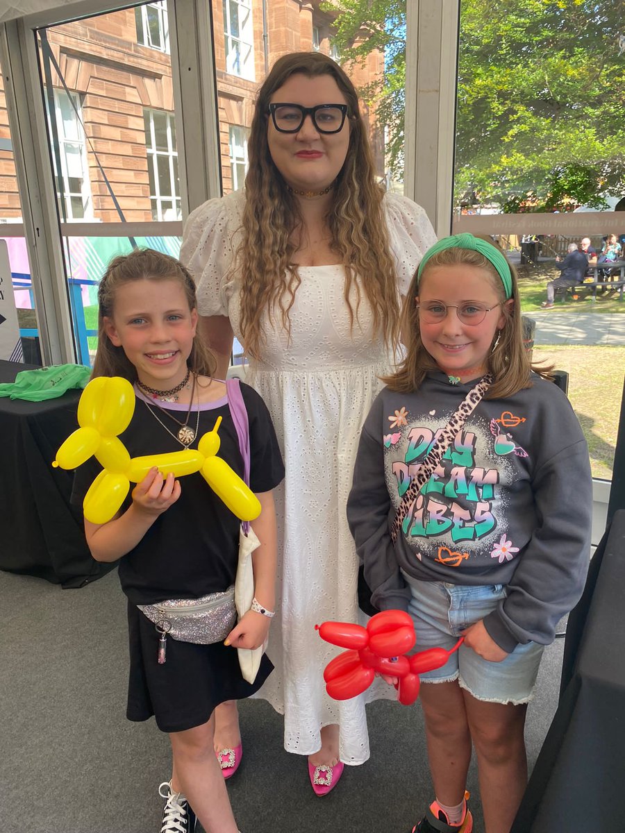craigmilneDHT's tweet photo. Great day @edintfest to meet @BooksandChokers . Girls thrilled to meet Elle again. Finished the day with some Moo Pie Gelato. 2 very happy girls ❤️ https://t.co/1quRxgJhDr
