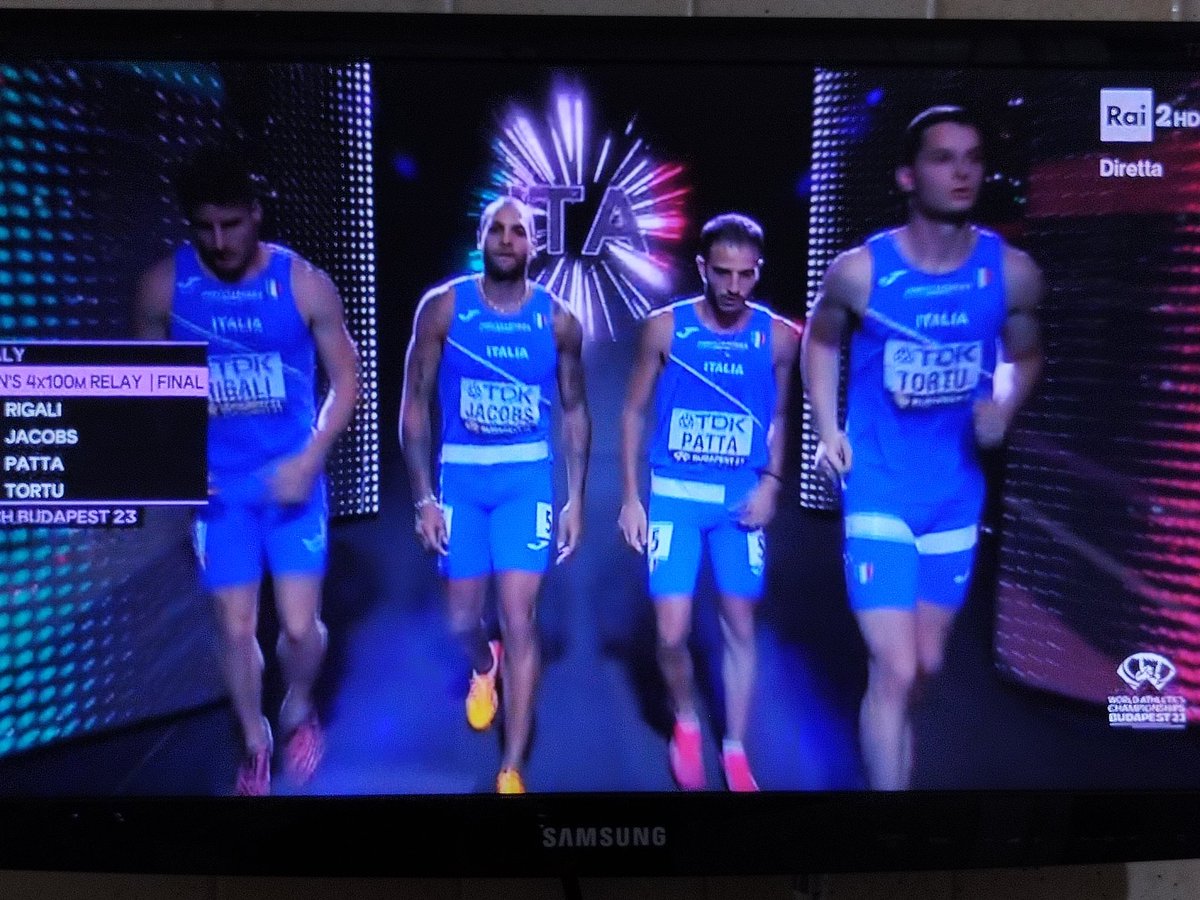 ciancianella's tweet photo. Due anni dopo Tokyo, la staffetta maschile 4x100 torna a farci sognare.
Argento 🥈🇮🇹
#Budapest2023
#26agosto
#WorldAthleticsChamps
#MondialiDiAtletica 
#Italia 
#Italy
#NotItalyAgain
#YesItalyAgain
#4x100m
#atletica
#atleticaitaliana https://t.co/Tmtw4luyiz