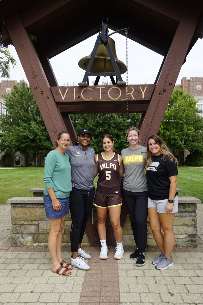 MollyLadwig5's tweet photo. Had an amazing unofficial visit to @ValpoWBB ! Thank you @CoachMPEvans @DominiqueDoseck @CoachEHays @CoachDuck_ and players for an awesome visit and camp! Blessed to receive an offer!💛🤍 https://t.co/kOsvK68PJr