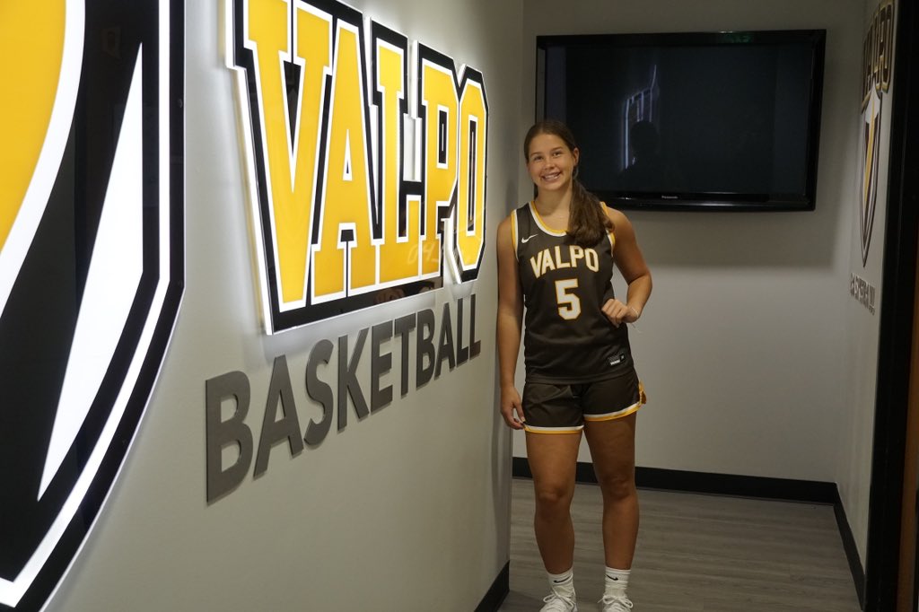 MollyLadwig5's tweet photo. Had an amazing unofficial visit to @ValpoWBB ! Thank you @CoachMPEvans @DominiqueDoseck @CoachEHays @CoachDuck_ and players for an awesome visit and camp! Blessed to receive an offer!💛🤍 https://t.co/kOsvK68PJr