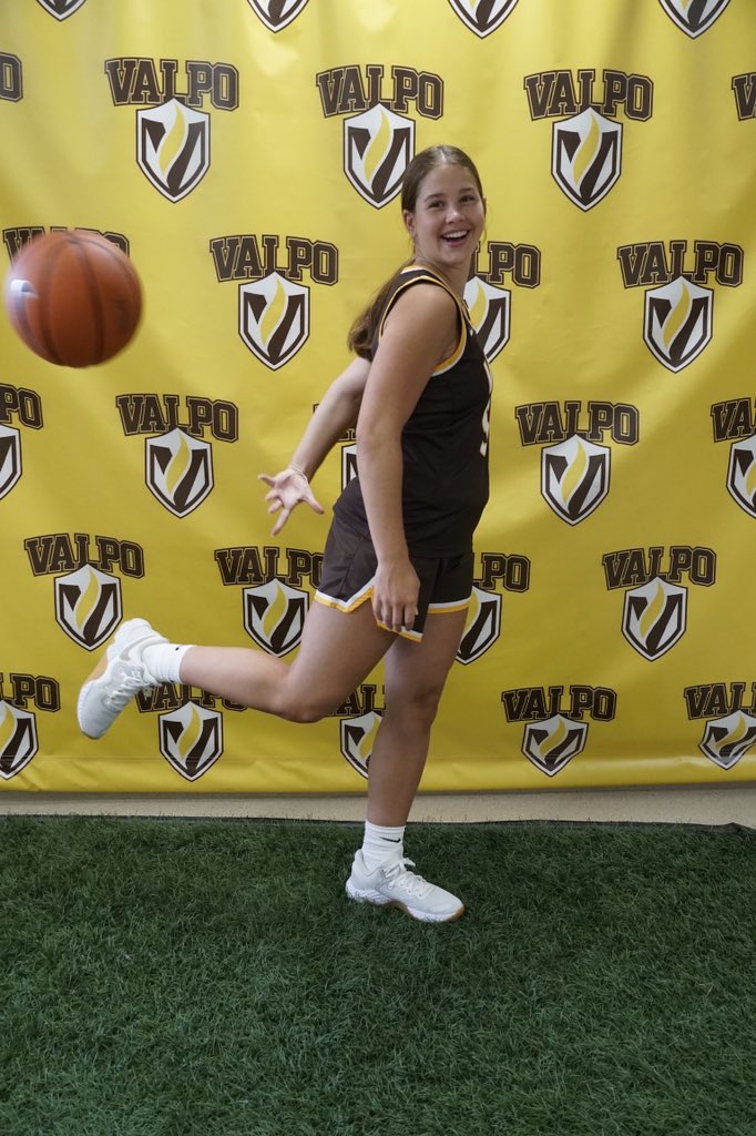 Had an amazing unofficial visit to <a href="/ValpoWBB/">Valpo Women’s Basketball</a> ! Thank you <a href="/CoachMPEvans/">Mary Perry Evans</a> @DominiqueDoseck <a href="/CoachEHays/">Emily Hays</a> <a href="/CoachDuck_/">Dominique Duck</a> and players for an awesome visit and camp! Blessed to receive an offer!💛🤍