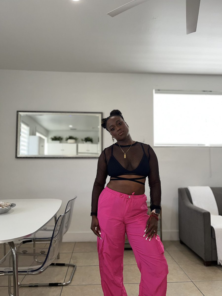 vegan_afro's tweet photo. BICHOTA SEASON 🔥🔥🔥💗🖤 #miami #KarolG https://t.co/yuN9bKn04v