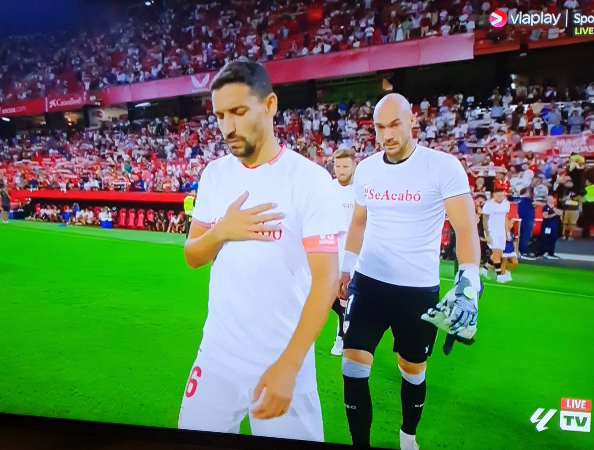 Los futbolistas del Sevilla FC saltan al Sánchez Pizjuán con una camiseta con el lema #SeAcabó en apoyo a Jenni Hermoso contra el machista de Luis Rubiales.
