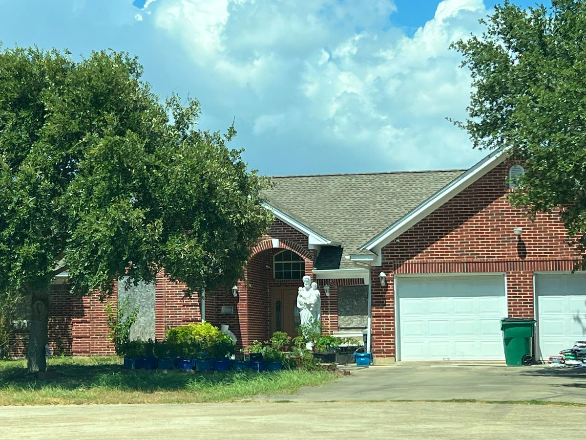 SergioChapa's tweet photo. Located in the northeast Palacios, St. Anthony Padua Church is the heart of the coastal Texas town's staunchly Catholic community #TXHighways #PalaciosTX https://t.co/BK6FooGppt