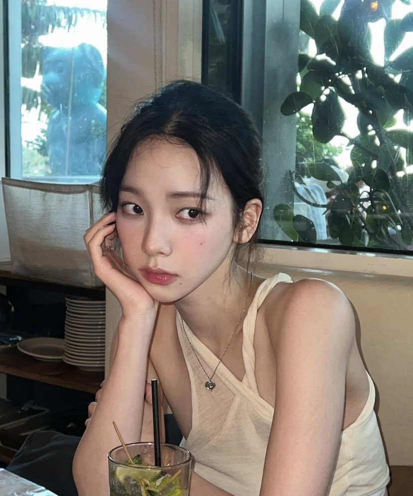 sserapics's tweet photo. this karina                         this chaewon. https://t.co/akAPrfns5v