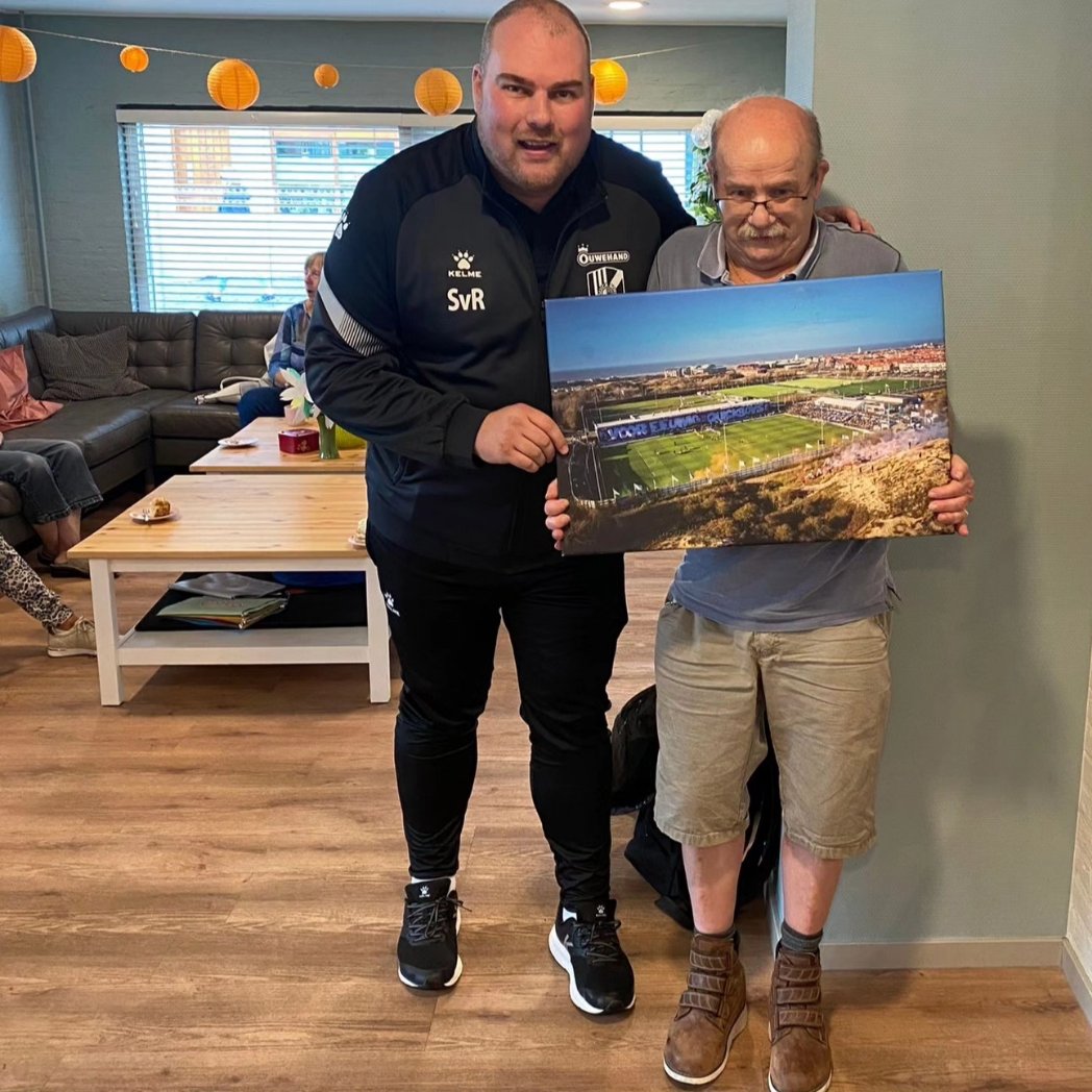 KvvQuickBoys's tweet photo. 🎉 JARIG | Clubicoon Theo Bleij viert vandaag zijn 67e verjaardag en gaat nu echt met pensioen. Teammanager Stefan van Rijn verrast hem met de nodige cadeaus. Van harte gefeliciteerd! 🍰🔵⚪ https://t.co/qLbVvP4iRA