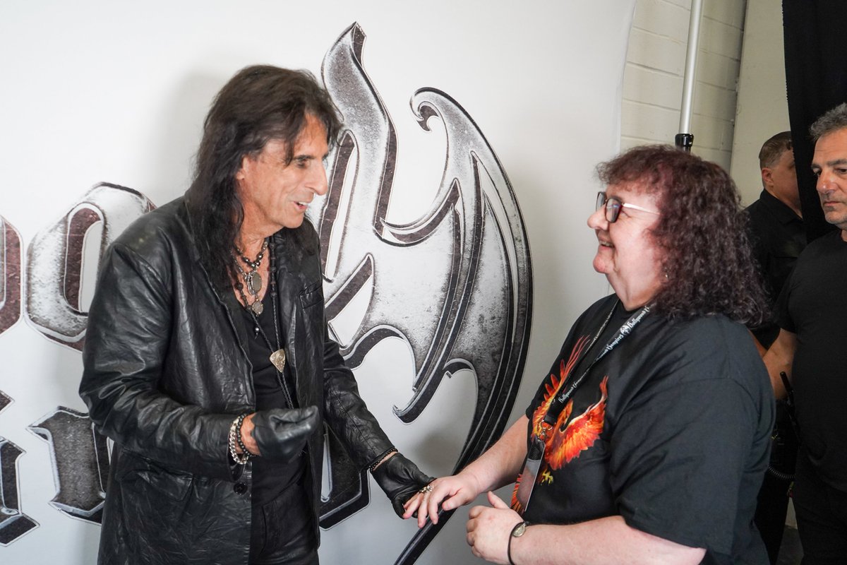 LakotaDi's tweet photo. @ChocChipPony I love these pics of Alice with me at AO Arena, Manchester on 8 July.
#HollywoodVampiresVIP https://t.co/uK0HsiZTJY