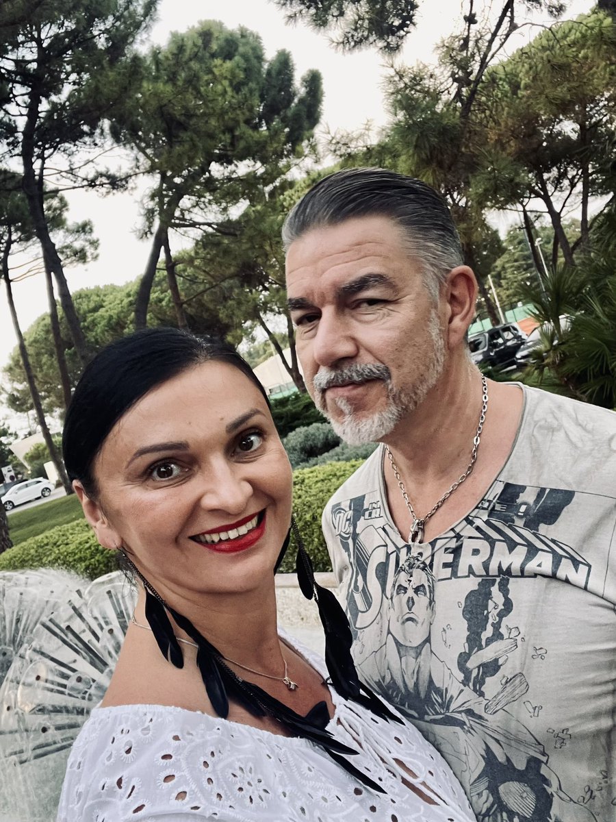 SimonaSpilak's tweet photo. Give a woman the right lipstick and she can conquer the world. 💋
#redlipstick #featherearrings #vacay #significantother #eveningwear #vacaymood https://t.co/RGzdEQ8qAm