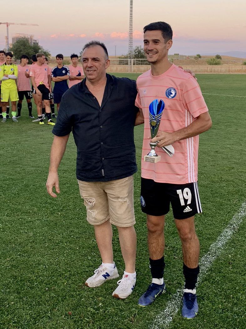LasRozas_CF's tweet photo. CLUB| Esta tarde nuestro #SeniorB de @fgzeta10 ha jugado un partido amistoso 🆚 el @CPCarbonero.

Agradecemos al club, a su presidente, empleados y jugadores el exquisito trato recibido y para la familia #CorazonAzul ha sido un placer aceptar la invitación. https://t.co/cSef3nzkJC