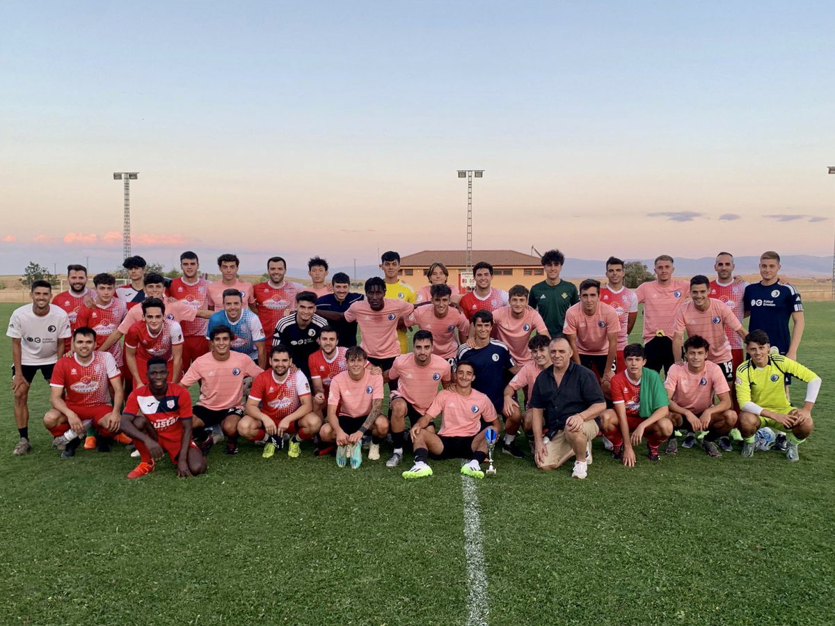 LasRozas_CF's tweet photo. CLUB| Esta tarde nuestro #SeniorB de @fgzeta10 ha jugado un partido amistoso 🆚 el @CPCarbonero.

Agradecemos al club, a su presidente, empleados y jugadores el exquisito trato recibido y para la familia #CorazonAzul ha sido un placer aceptar la invitación. https://t.co/cSef3nzkJC