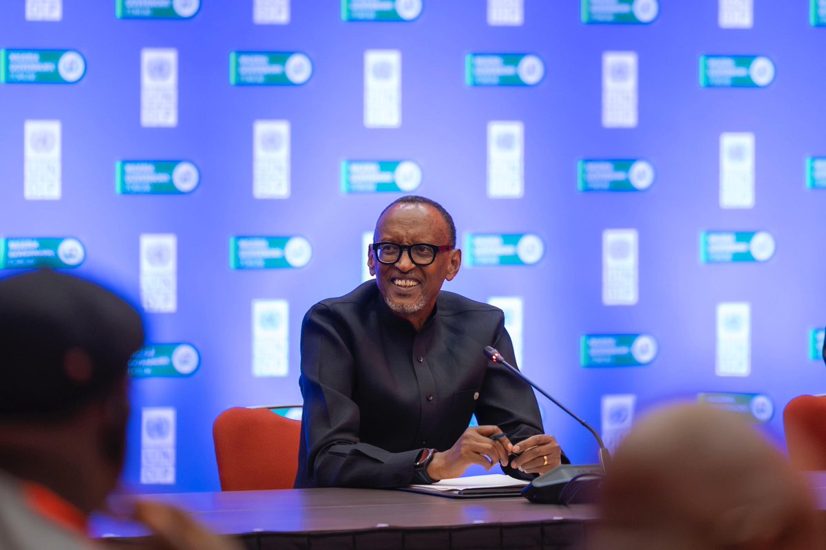 UrugwiroVillage's tweet photo. This evening at the Kigali Convention Centre, President Kagame attended the Nigerian Governors’ Executive Leadership Retreat, organized by the Nigerian Governors Forum (NGF) and @UNDP. President Kagame delivered remarks and participated in an interactive session on “Leadership in Shaping the Future of Pan-Africanism and Integration in a Changing World.”

The retreat, which convened 19 Nigerian State Governors for 3 days in Kigali, focused on digital and socio-economic transformation, local revenue generation, managing diversity and social cohesion, urbanization and climate change.
