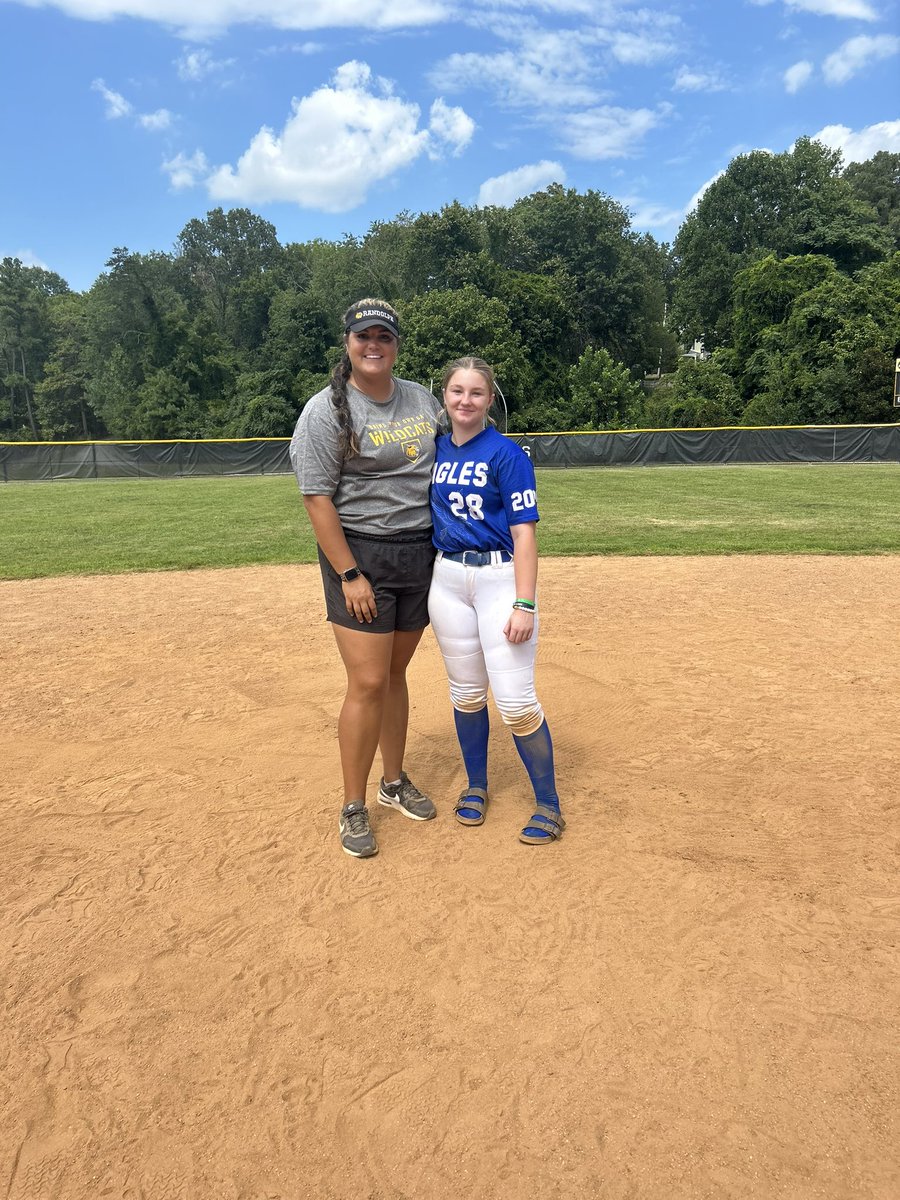 Nataliewhitingg's tweet photo. Thank you @RandolphSB and @Kazdynn for an amazing camp! I learned a lot of great things and met a lot of Great people. I can’t wait to take all these drills into my senior season.#randolphsoftball https://t.co/ouXnXxD1Yv