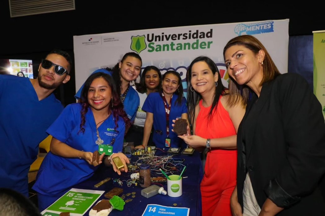 midespanama's tweet photo. En el stand de Universidad Santander, los jóvenes se informaron sobre la importancia de la Agenda 2030 y el compromiso país que tiene nuestro Panamá, para crear una sociedad donde todos y todas tengamos las mismas oportunidades.
#TransformandoMentes #FestivalJuvenil https://t.co/B9JI3noFsN