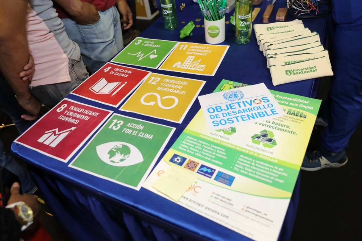 midespanama's tweet photo. En el stand de Universidad Santander, los jóvenes se informaron sobre la importancia de la Agenda 2030 y el compromiso país que tiene nuestro Panamá, para crear una sociedad donde todos y todas tengamos las mismas oportunidades.
#TransformandoMentes #FestivalJuvenil https://t.co/B9JI3noFsN