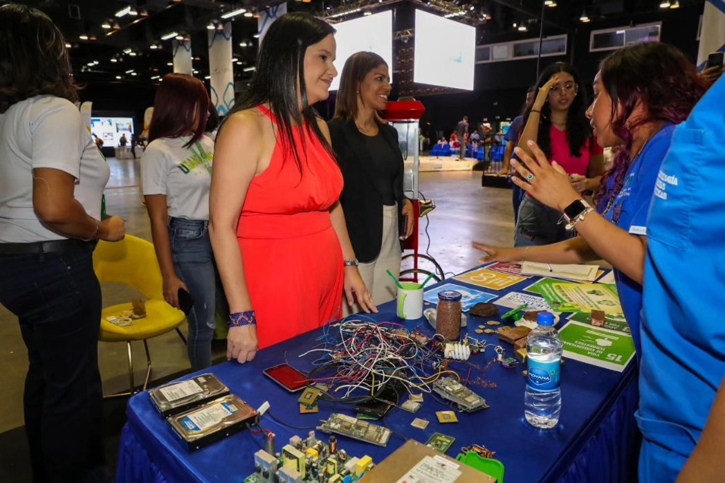 midespanama's tweet photo. En el stand de Universidad Santander, los jóvenes se informaron sobre la importancia de la Agenda 2030 y el compromiso país que tiene nuestro Panamá, para crear una sociedad donde todos y todas tengamos las mismas oportunidades.
#TransformandoMentes #FestivalJuvenil https://t.co/B9JI3noFsN