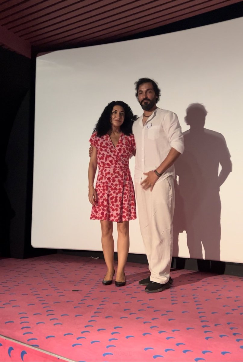 Der Mann neben mir heißt Mehdi Kazemi und ist Dokumentarfilmer. Er hat den großartigen Film „Holy Prostitution“ heimlich während einer Reise in den Iran gedreht. Er hat vor Ort Frauen zum Interview getroffen, die unter dem Deckmantel der „Zeitehe“ als Sexarbeiterinnen tätig sind.