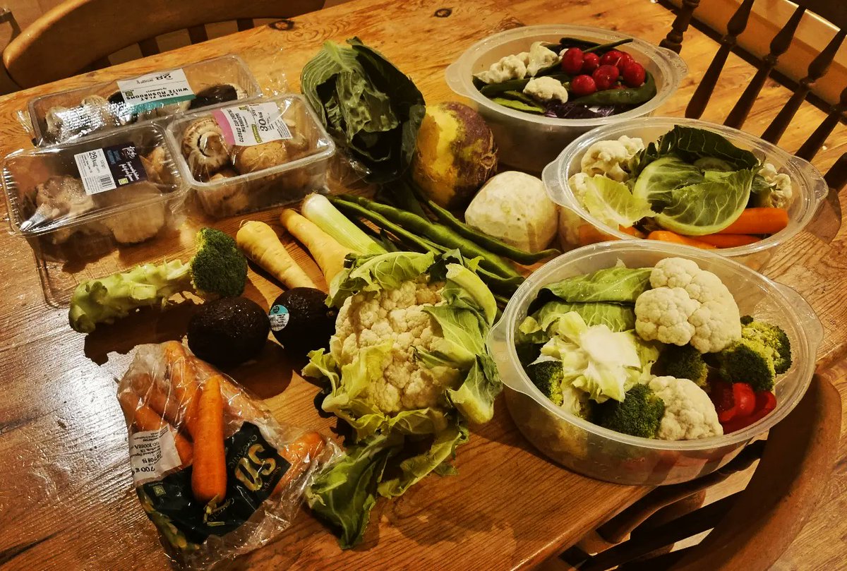 BasilLivanos's tweet photo. This is bought veg (disclaimer). 15kgs or so. Increasing my fresh veg intake has really opened up the taste buds. Preferably steamed to maintain high nutrient density.

#veg #steamed #tastebuds #nutrientdense #health #eatclean #lookafteryourself #highvalue https://t.co/UY6kBOtJfH