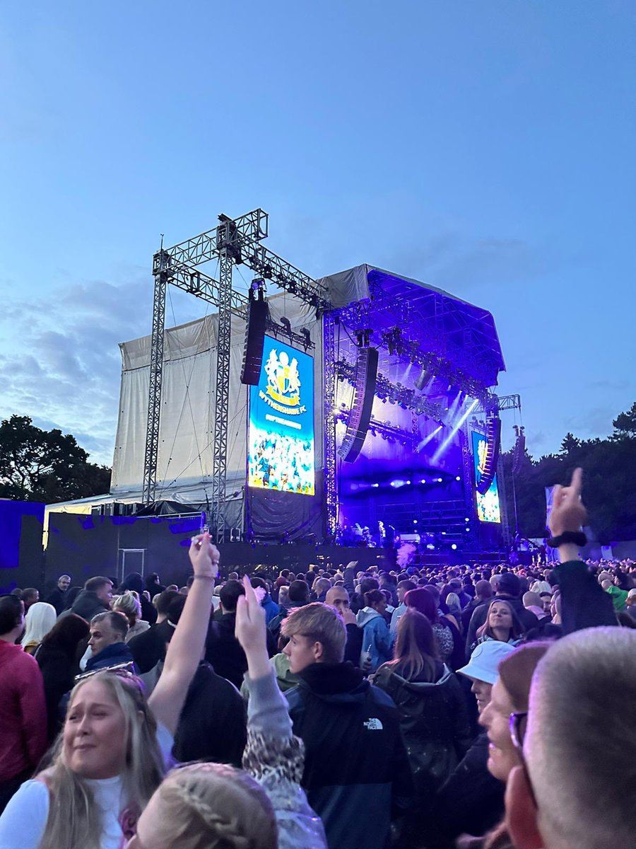 The Ammies on display at Wythenshawe Park before <a href="/NoelGallagher/">Noel Gallagher</a> takes the stage ⚽️🎵

#UpTheAmmies 🔵⚪️