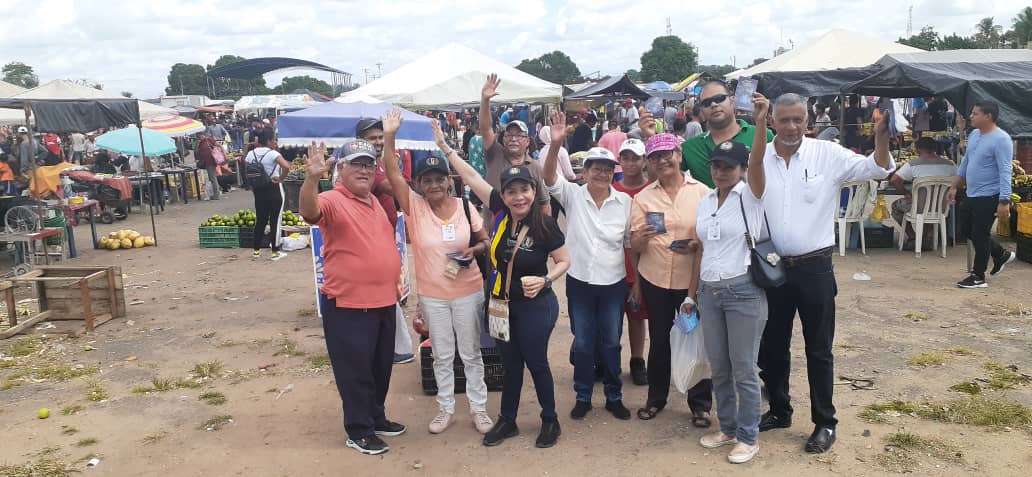 AlcidesLeonett's tweet photo. #26Ago23 
Con la presencia de nuestra Sec. Gral. @sandraalfaro y de los compañeros @albanelyrengel Eudorina Moya, Aída Benavides y José Rambert, realizamos un #Volanteo en el mercado del Avión Pquia #LosGodos llevando el mensaje de @prospericarlos 
@ADemocratica
@hramosallup https://t.co/tCZrK7rHJ4